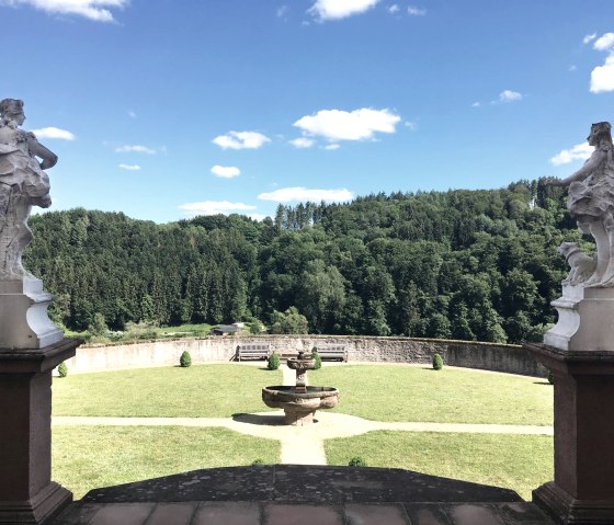 Schloss Malberg mit Blick in den runden Garten, © Tourist-Information Bitburger Land