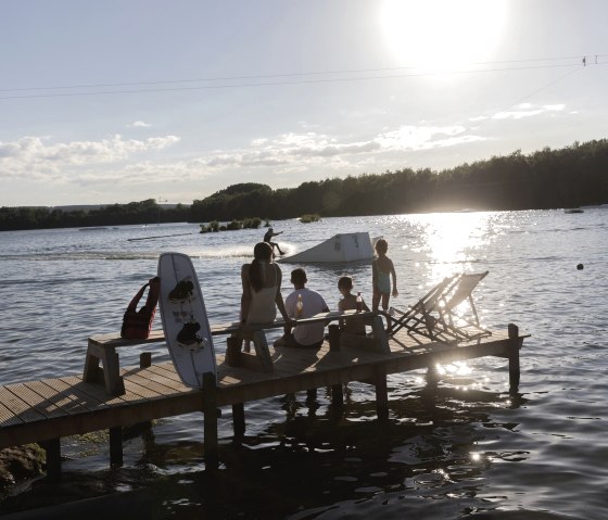 Dürener Seenrunde, waterskiën bij het zwemmeer Gürzenich, © Eifel Tourismus GmbH, Tobias Vollmer