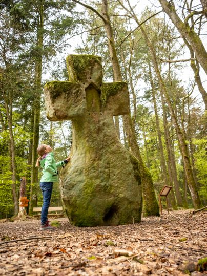 Ein großer Menhir, daneben ein Mädchen