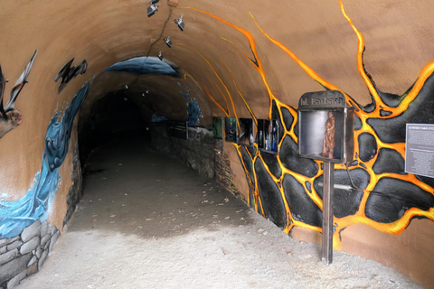 Ein farbenfrohes Plakat für geführte Touren durch die Ulmener Maar-Stollen. Informationen zu Terminen und Buchungen sind deutlich sichtbar.