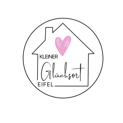 Un logo rond avec une maison stylisée et un cœur. Le texte contient les mots "KLEINER Glücksort Eifel".