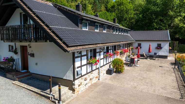 A charming house surrounded by green nature. The terrace is equipped with plants and furniture, ideal for relaxing hours outdoors.