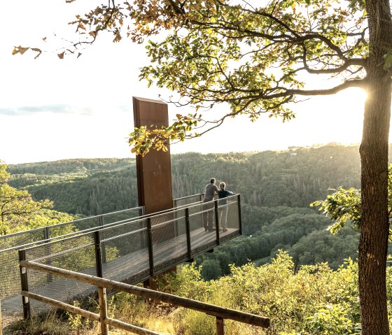Achterhöhe viewpoint on the Maare and Thermen Pfad in golden sunshine, © Rheinland-Pfalz Tourismus GmbH, D. Ketz