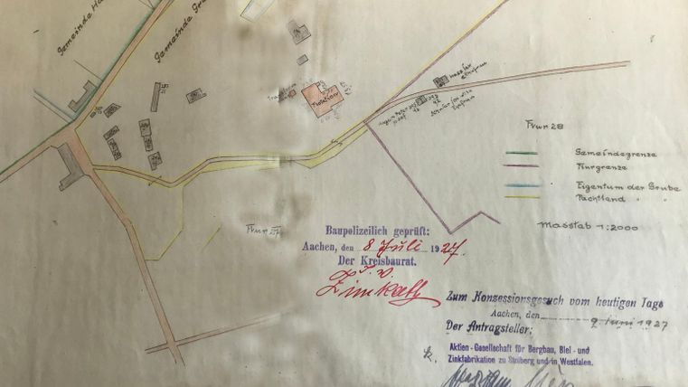 Une vieille carte ancienne dessinée à la main avec des routes et des annotations. Sur le document, divers lieux et indications sont marqués en couleur.