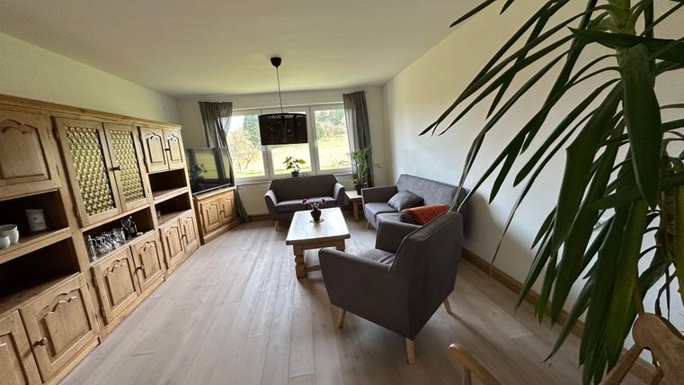 Großes Wohnzimmer mit SmartTV, Sitzgarnitur zum Verweilen.