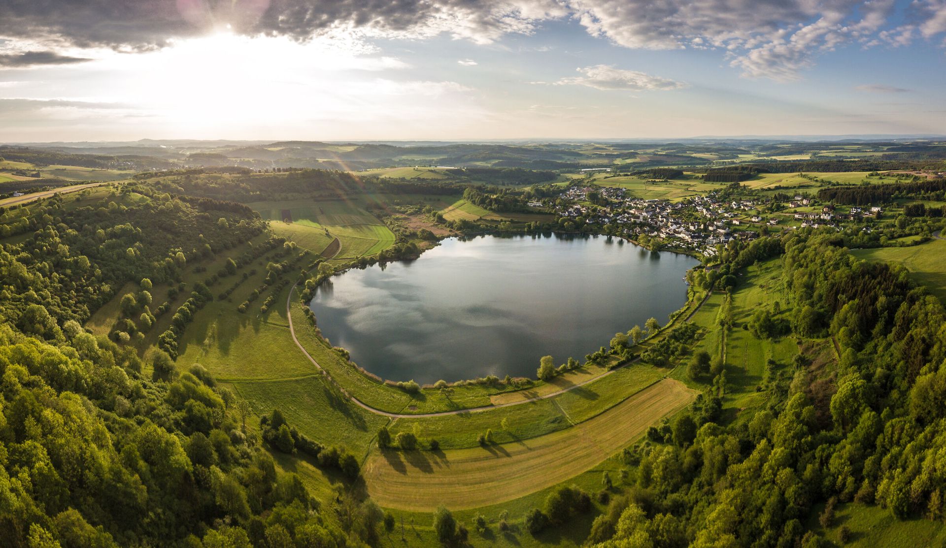 Blick auf einen See der durch Vulkanismus entstanden ist