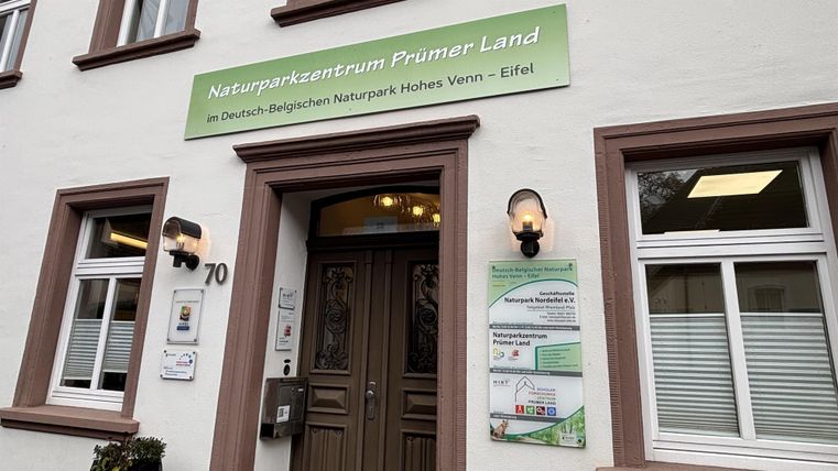 Ein Veranstaltungshinweis für eine geführte Wanderung im Naturpark. Das Bild zeigt einen grünen Wald mit Felsen und Informationen zu Datum und Uhrzeit.