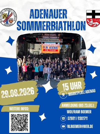 Ein Gruppenfoto von Teilnehmern des Adenauer Sommerbiathlons. Auf der Bühne steht ein großes Banner mit Informationen zur Veranstaltung.