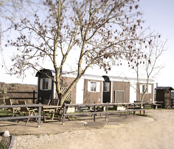 Bauwagen 1 und 2 mit Grillplatz, © Nordeifel Tourismus GmbH & Naturerlebnis Bauwagen-Heinrichshof