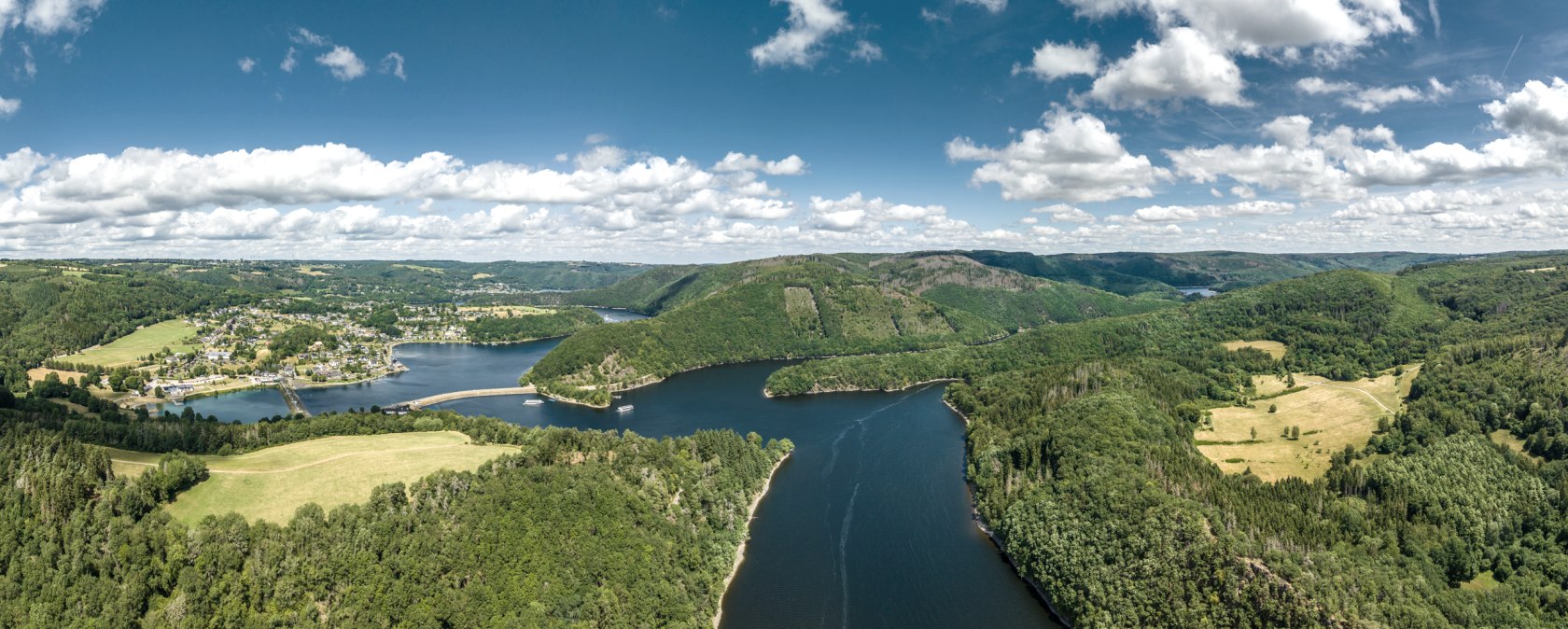 De Paulusdamm scheidt de Obersee en de Rursee., © Eifel Tourismus GmbH, AR-shapefruit AG