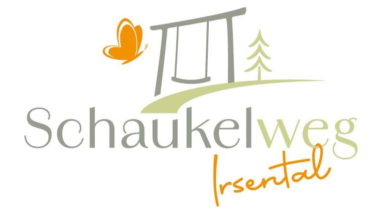 Das Logo zeigt den „Schaukelweg“ im Irrsenthal. Es illustriert eine Schaukel mit einem Baum und einem Schmetterling.
