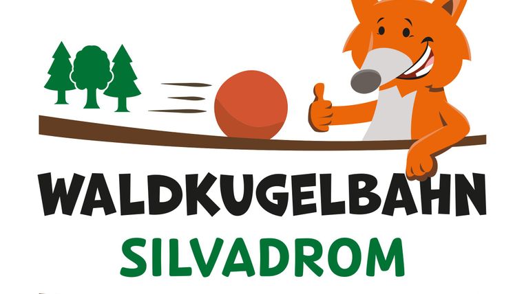 Logo de la piste de boules forestière. Un renard fait un pouce en l'air tandis qu'à côté de lui une boule roule. Sous le renard se trouve l'inscription Piste de boules forestière Silvadrom - Vivre, Découvrir, Explorer