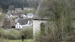 Kapelle mit Blick nach Virneburg, © Foto: Svenja Schulze-Entrup, Quelle: Touristik-Büro Vordereifel