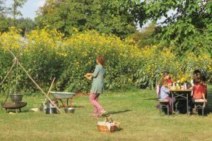 Menschen beim grillen