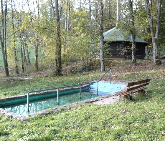 Cabane de barbecue avec bassin de pédalage dans la vallée d'Alsbach, © Felsenland Südeifel Tourismus GmbH, Christian Calonec-Rauchfuss