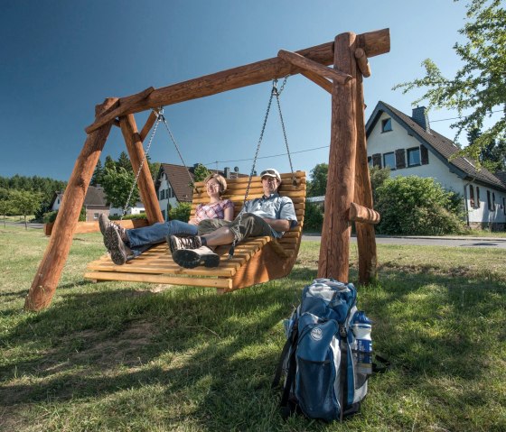 relax-op-de-schommel-in-acht, © Kappest_VG_Adenau