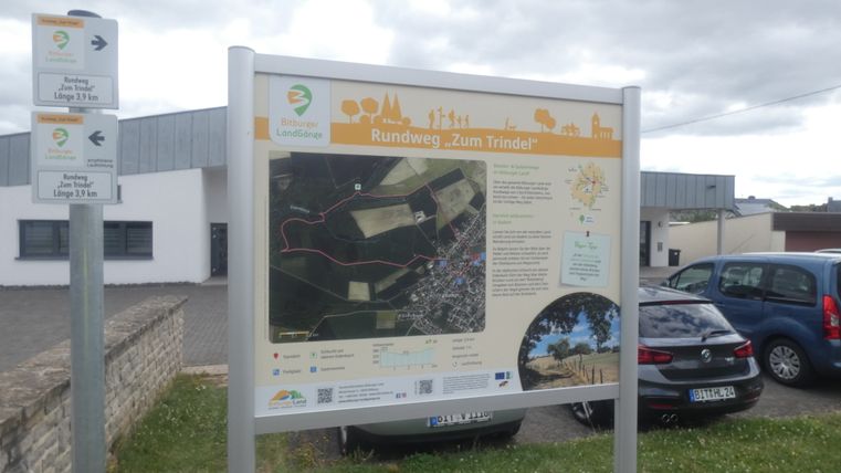 Startbord van de Bitburger LandGang rondwandeling 'Zum Trindel' met kaart en informatie.
