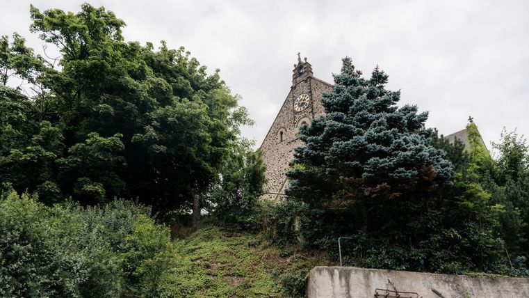 La maison de vacances est située en dessous de l'église de Gillenfeld.