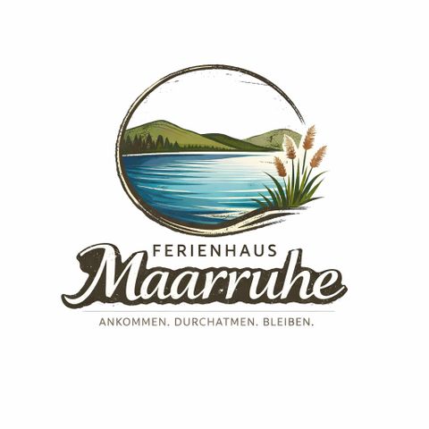 Un logo avec le nom "Ferienhaus Maarrruhe". Il montre un paysage paisible avec un lac, des montagnes et des plantes.