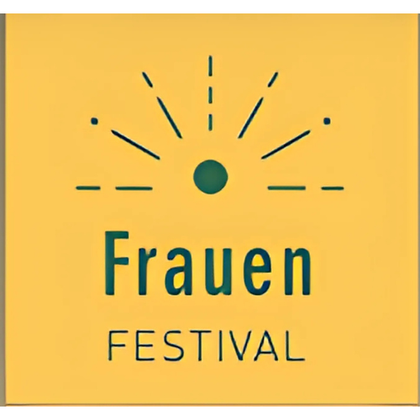 Ein hölzernes Schild mit der Aufschrift "Burgenstieg" vor einer grünen Landschaft. Im Hintergrund sind Hügel und eine Burgruine sichtbar.