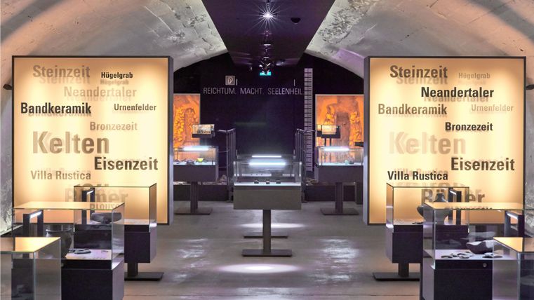 Das Foto zeigt das Archäologische Museum Maifeld, hier findet die Lesung statt.