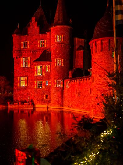 Rot beleuchtete Burg Satzvey