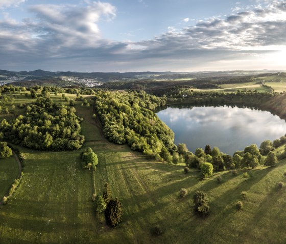Lever de soleil sur le Weinfelder Maar, © Eifel Tourismus GmbH, D. Ketz