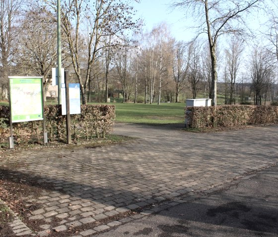 Wandelaarsparkeerplaats op sportterrein Steckenborn, © Rursee-Touristik GmbH