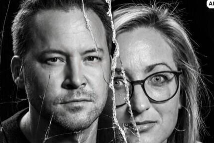 Zwei Personen stehen nebeneinander und schauen direkt in die Kamera. Ihr Gesicht wird durch einen Riss im Bild getrennt, was einen eindrucksvollen Effekt erzeugt.