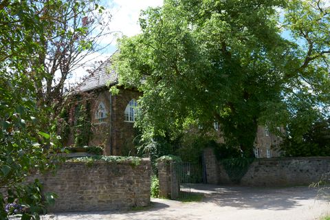 Entrée du monastère derrière les arbres