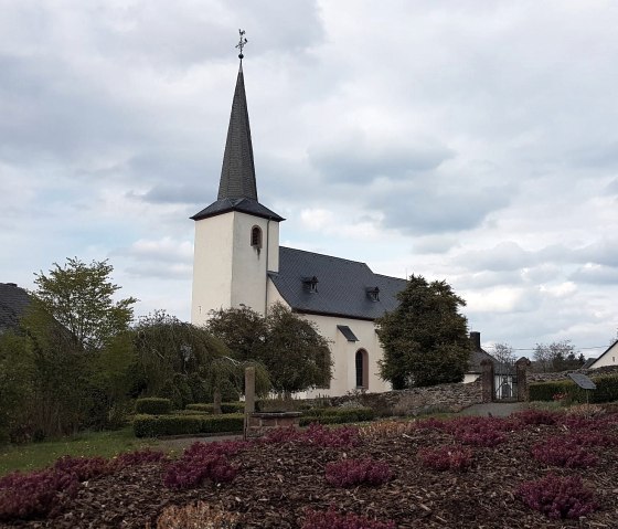 Vue de l'église depuis le jardin du presbytère, © Tourist Information Wittlich Stadt & Land