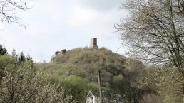 Burgruine Virneburg mit Kapelle, © Foto: Svenja Schulze-Entrup, Quelle: Touristik-Büro Vordereifel