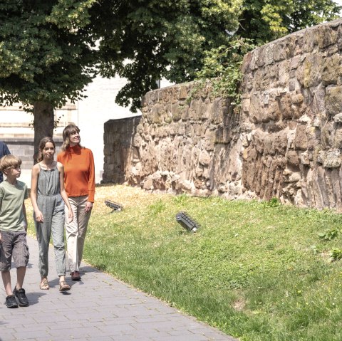 City wall with walkers, © Eifel Tourismus GmbH, Tobias Vollmer