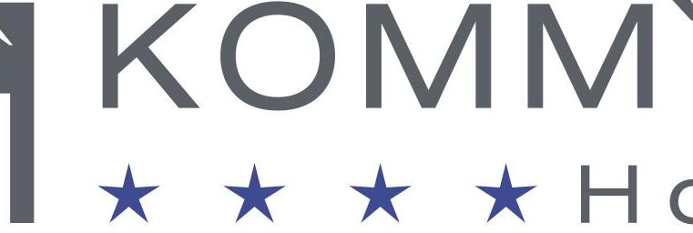 Un logo moderne de l'hôtel "Komm'in" avec quatre étoiles. Le design est simple et attrayant, idéal pour l'hospitalité.