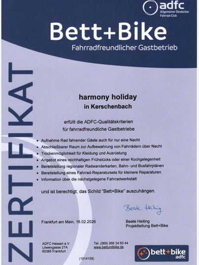Een certificaat voor de fietsvriendelijke gastorganisatie "harmony holiday" in Kerschenbach. Het bevestigt de naleving van de ADFC-kwaliteitseisen voor fietsers.