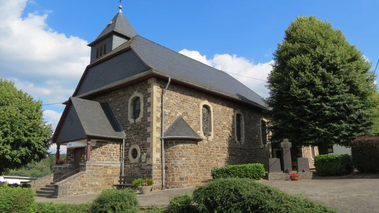 Zicht op de St Hubertuskapel in Wimbach gemaakt van breuksteen 