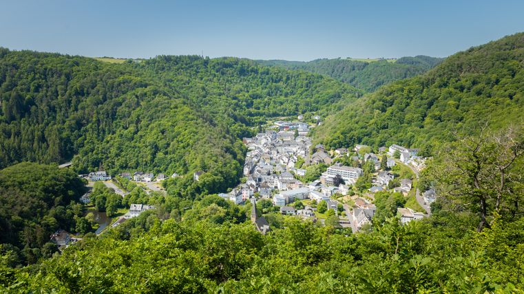 Panoramablick auf Bad Bertrich, umgeben von grünen Hügeln und Wäldern.