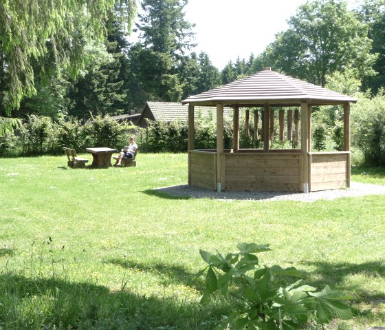 Aire de repos avec musique de la forêt sur le sentier découverte du pissenlit, © Gemeinde Nettersheim