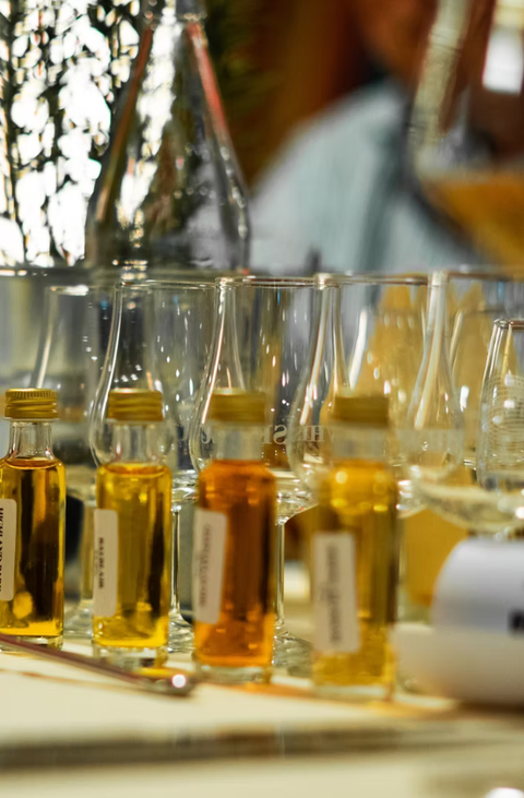 Ein Veranstaltungsplakat für eine Whisky- und Rum-Verkostung. Das Event findet am 7. November 2026 statt und bietet exklusive Spirituosen sowie Live-Musik.