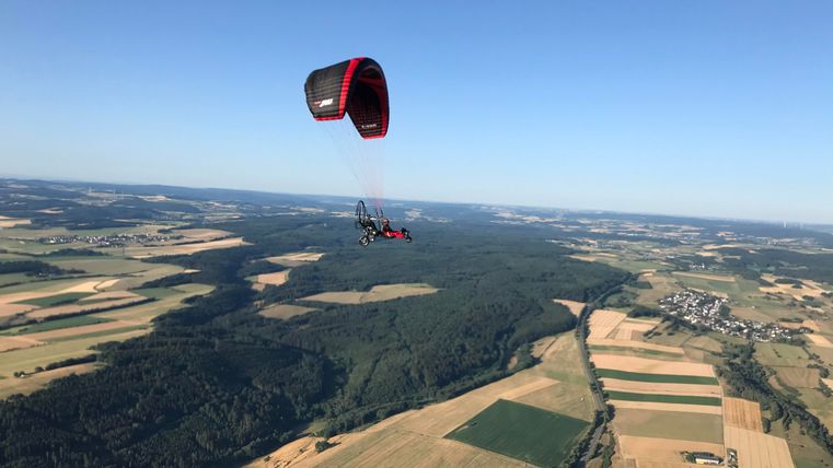 Vol en parapente moteur au-dessus de l'Eifel