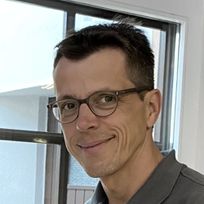 Herr Schmitz von Schmitz Haustechnik lächelt ins Bild