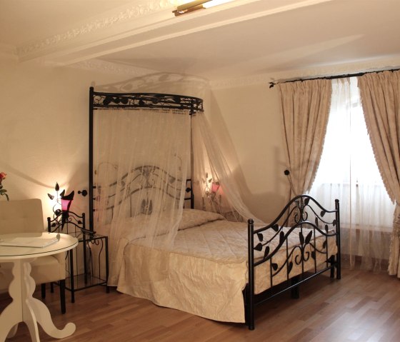 Romantik-Doppelzimmer Superior, © Nordeifel Tourismus GmbH & Burghaus und Villa Kronenburg