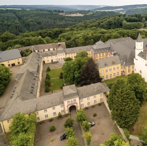 Vue aérienne de l'abbaye de Steinfeld sur le sentier de l'Eifel, © Eifel Tourismus/D. Ketz