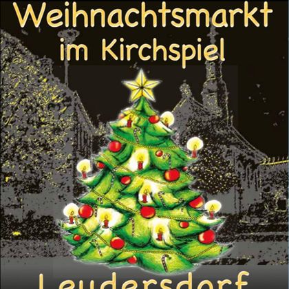 Ein festlicher Weihnachtsmarkt mit einem geschmückten Weihnachtsbaum. Veranstaltungsort ist Leudersdorf am 02. und 03. Dezember 2023.