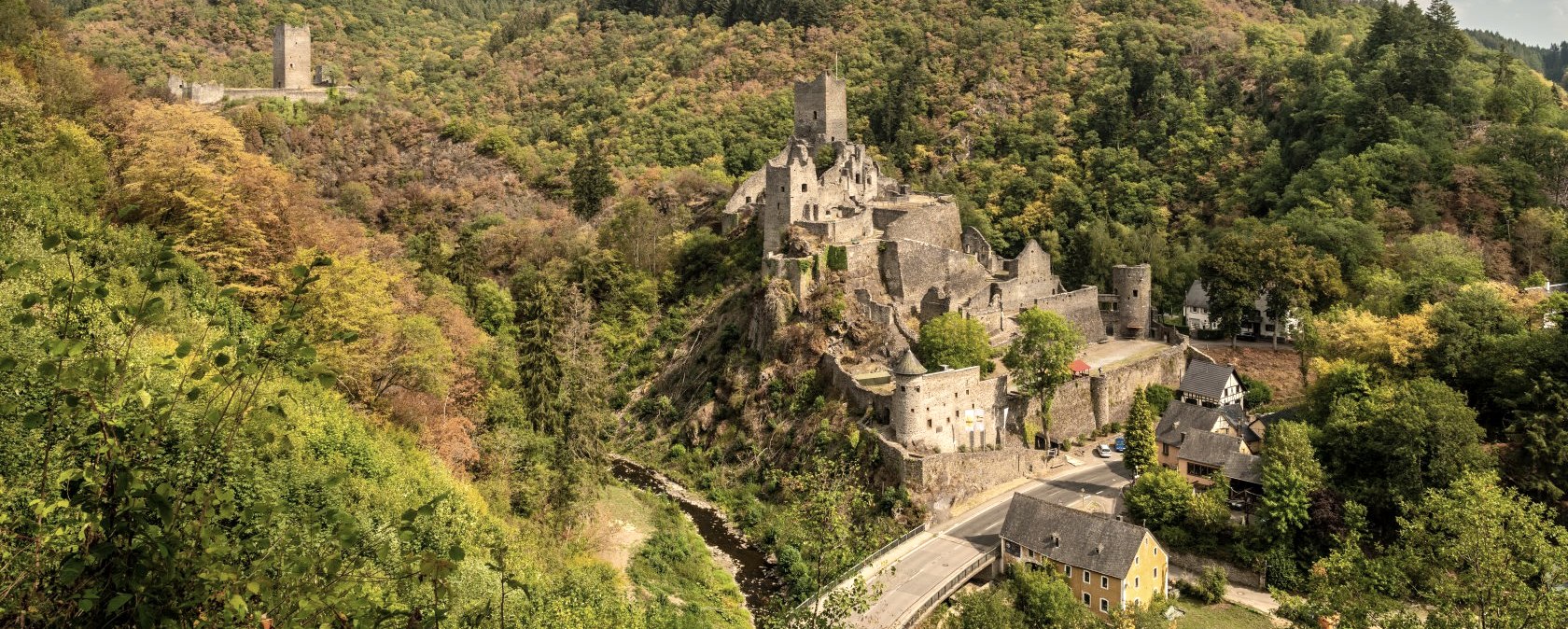 Les châteaux forts de Manderscheid en automne, © Rheinland-Pfalz Tourismus GmbH, D. Ketz für Merian
