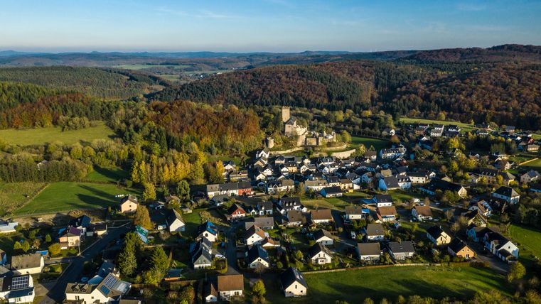 Luchtfoto van Kerpen met kasteel en omliggend landschap.