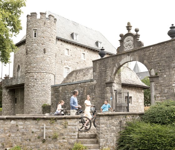 The Vennbahn runs past the Raeren Pottery Museum, © vennbahn.eu