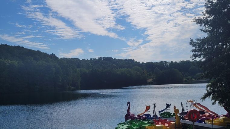 Le lac Freilinger offre beaucoup de choses. Par exemple, une balade en pédalo.