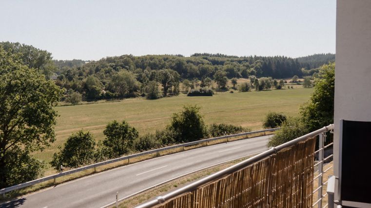 Mit Blick in die Landschaft