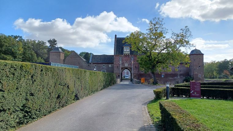 Access road to Heimerzheim Castle with hedges and trees.